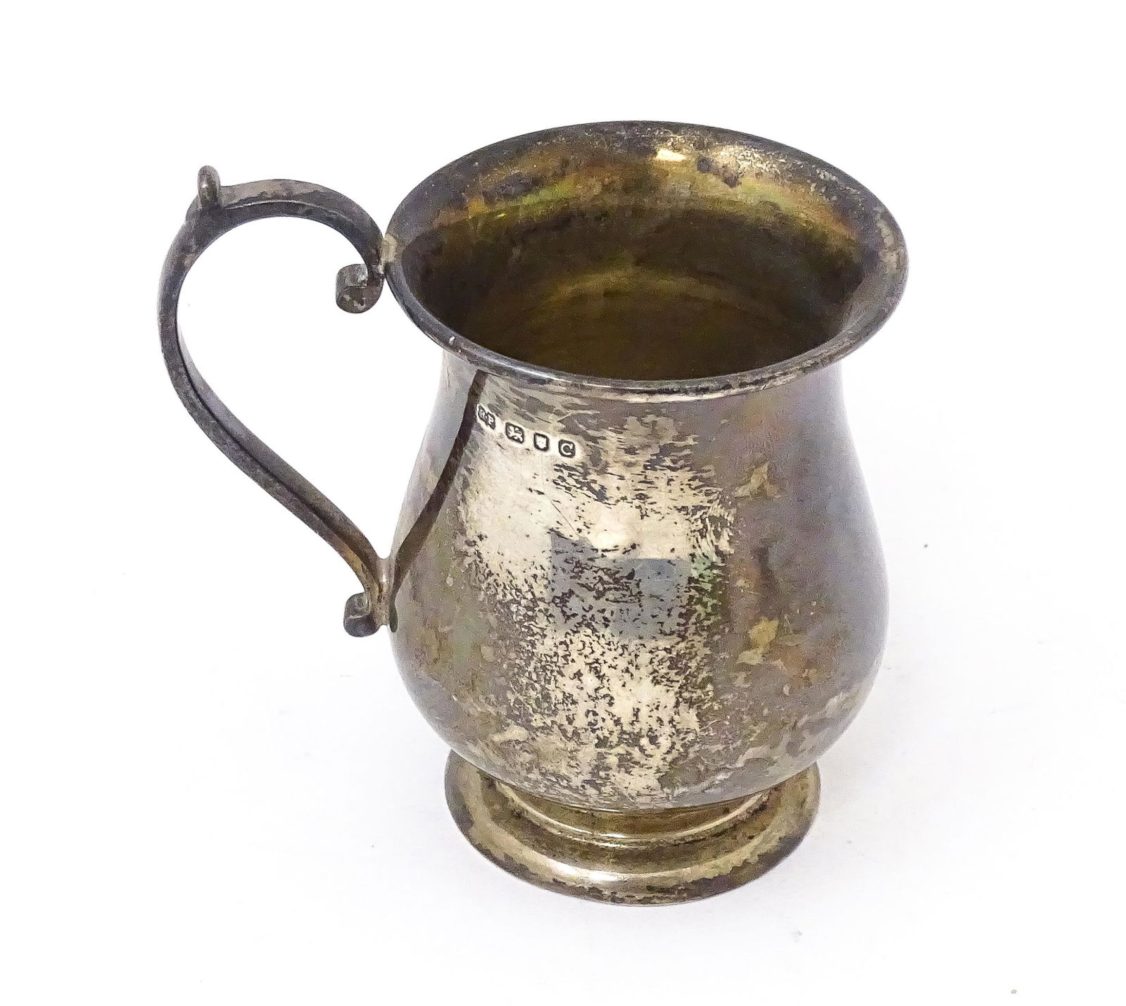 A silver mug hallmarked London 1958 maker Robert Pringle & Sons. 3 1/4" high: A silver mug hallmarked London 1958 maker Robert Pringle & Sons. 3 1/4" high