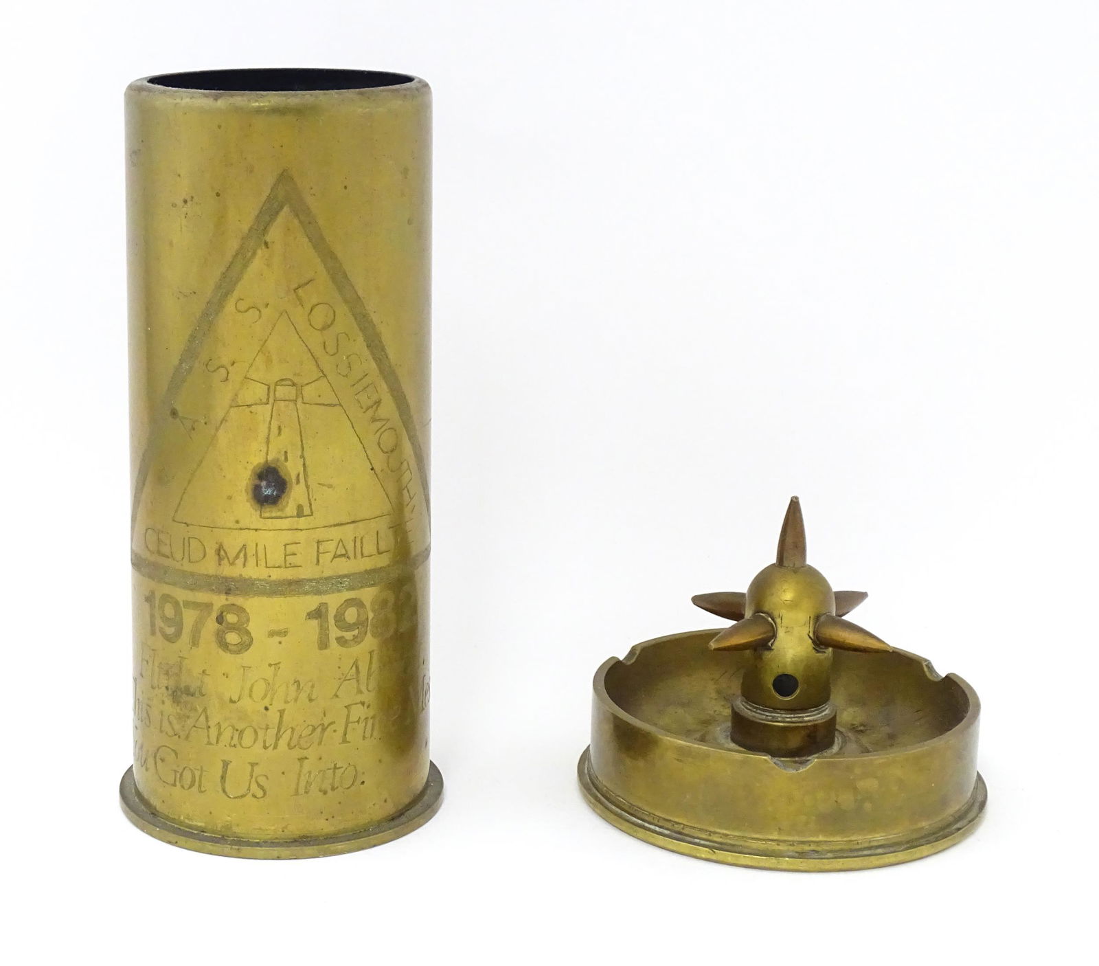 Militaria : two items of trenchart , comprising an 25pdr artillery shell case ashtray, with Royal: Militaria : two items of trenchart , comprising an 25pdr artillery shell case ashtray, with Royal Laboratories 1942 headstamps, marked 'Souvenir Holland 1945' and an Aircraft engine starting case deco