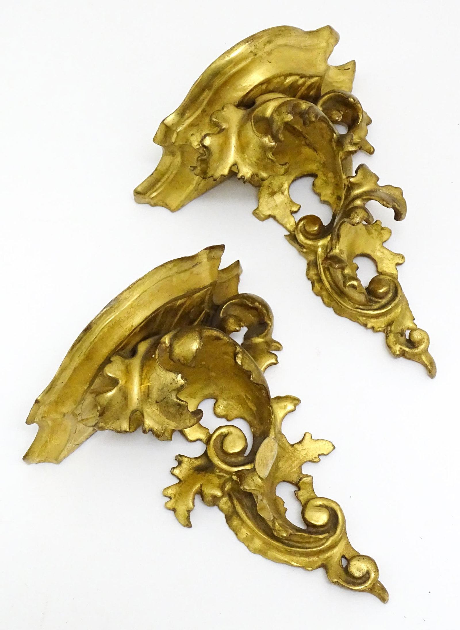 A pair of small Florentine giltwood wall brackets with carved scrolling acanthus detail. Approx. 6 (1 of 7)