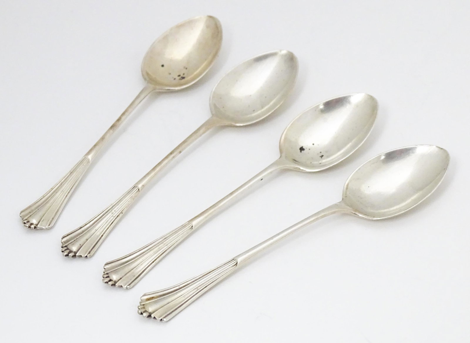 Four silver Albany pattern teaspoons, hallmarked Sheffield 1918 maker Lee & Wigfull (Henry Wigfull) (1 of 5)