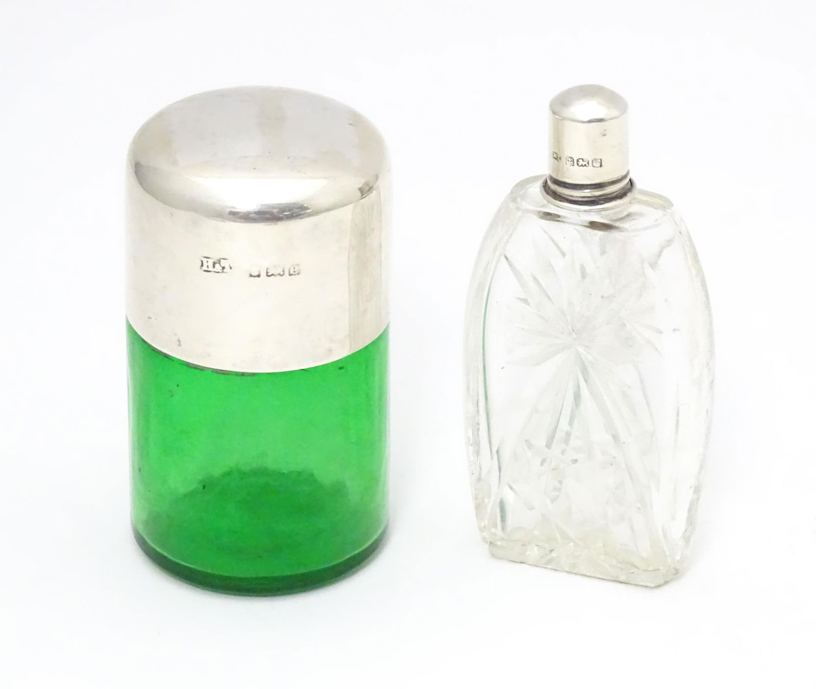A green glass salts bottle with silver lid hallmarked Birmingham 1904 maker Hillard & Thomason. (1 of 6)