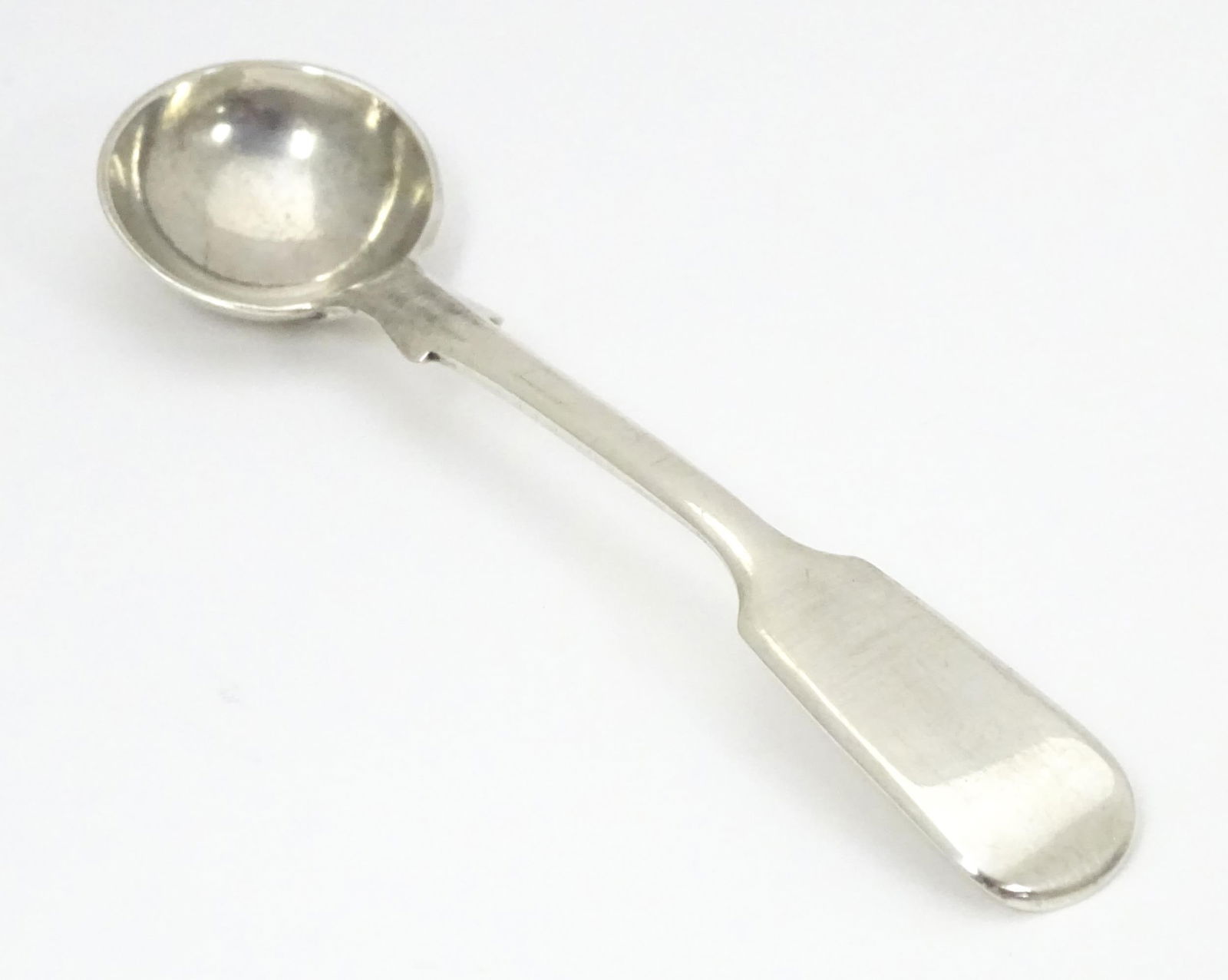 A Victorian silver Fiddle pattern salt spoon hallmarked London 1880, maker Henry John Lias & James (1 of 7)