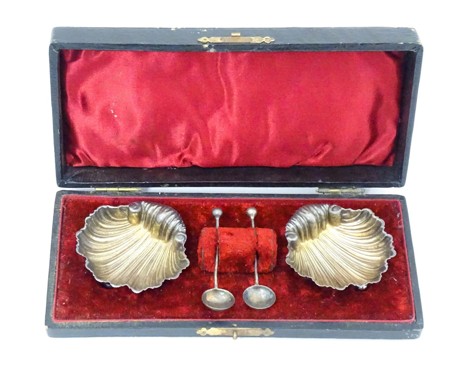 A cased pair of silver salts of scallop shell form, and a pair of silver salt spoons hallmarked (1 of 9)
