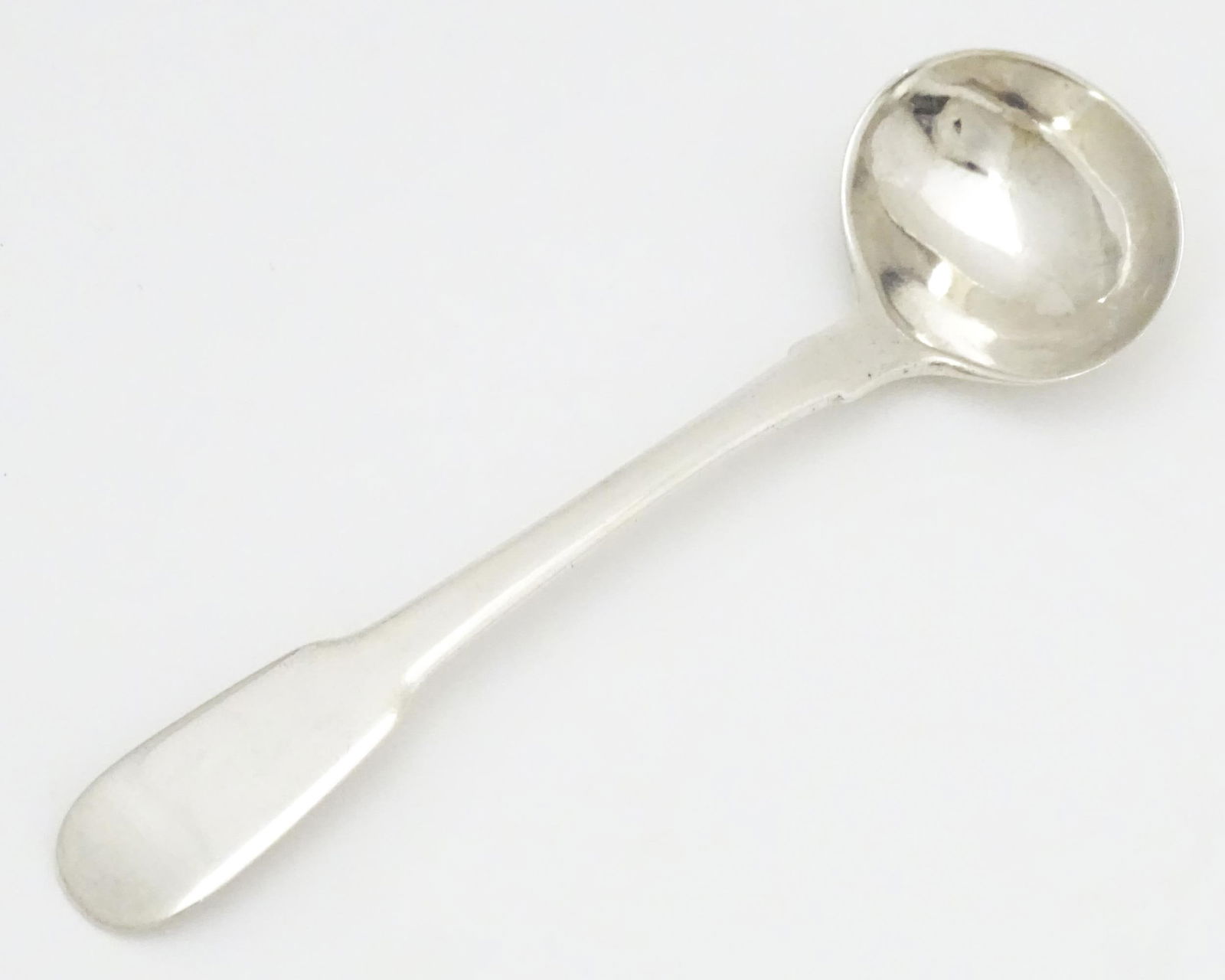 A silver fiddle pattern salt spoon hallmarked Dublin 1821 maker IB possibly James Brady. Approx 4" (1 of 5)