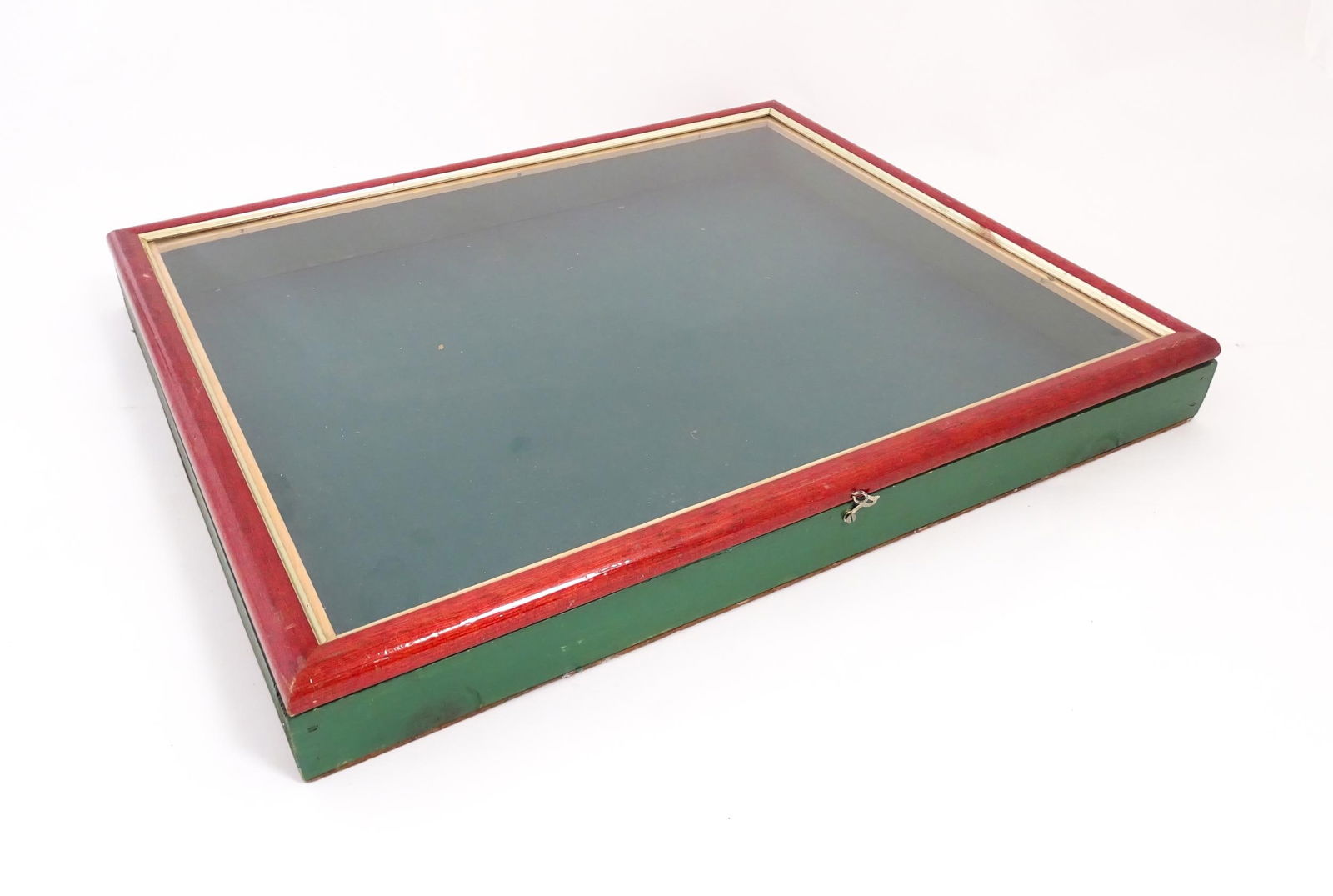 A 20thC table top vitrine / display cabinet with glass top. Approx. 2 1/4" high x 21 1/4" wide x 17: A 20thC table top vitrine / display cabinet with glass top. Approx. 2 1/4" high x 21 1/4" wide x 17 1/4" deep Please Note - we do not make reference to the condition of lots within descriptions. We ar