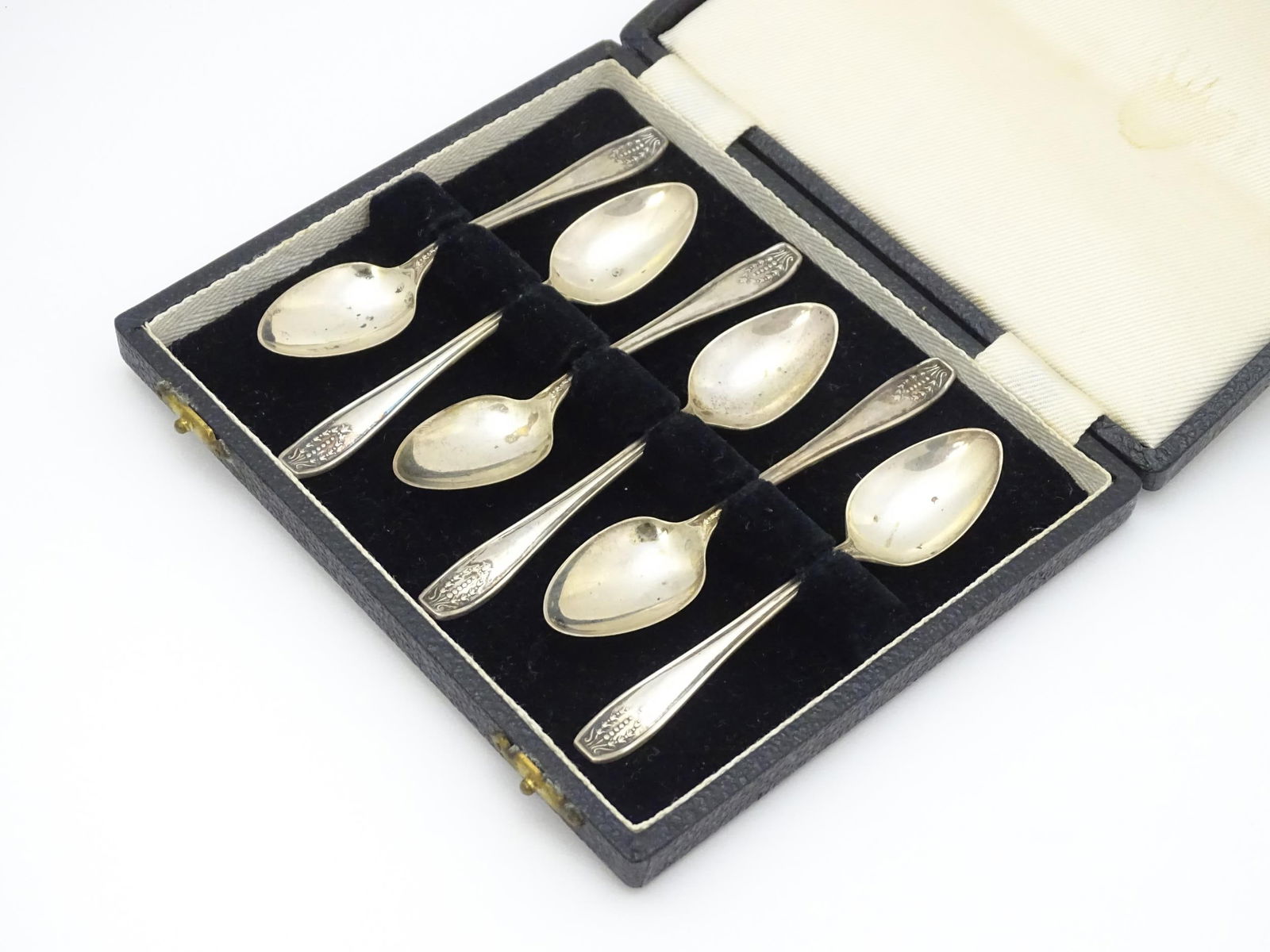 A set of six silver teaspoons hallmarked Sheffield 1930 maker Viners Ltd. Cased. Spoons approx. 4 (1 of 8)