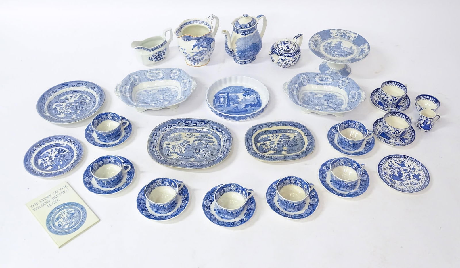 A quantity of assorted blue and white wares to include Palissy Pottery coffee / hot water pot, cups, (1 of 20)