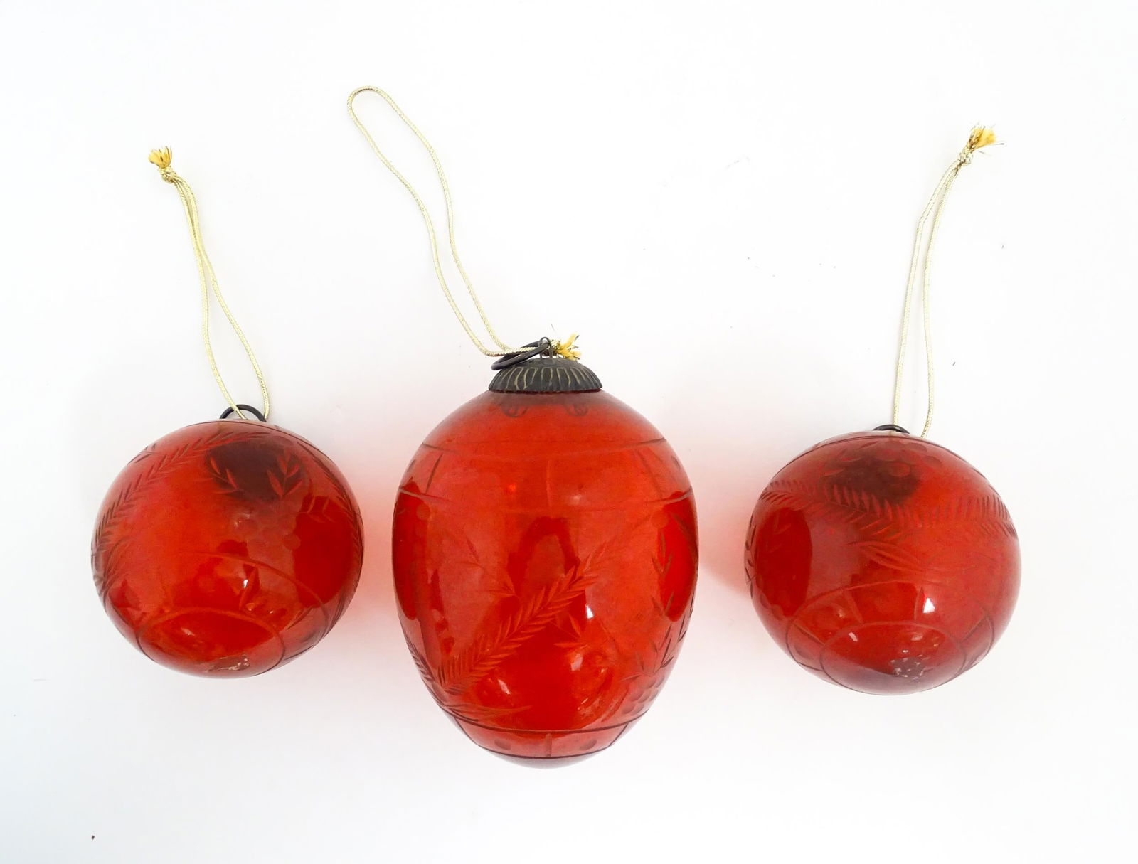 Christmas decorations : Three red glass baubles with engraved detail. Largest approx. 6" high (3) (1 of 17)