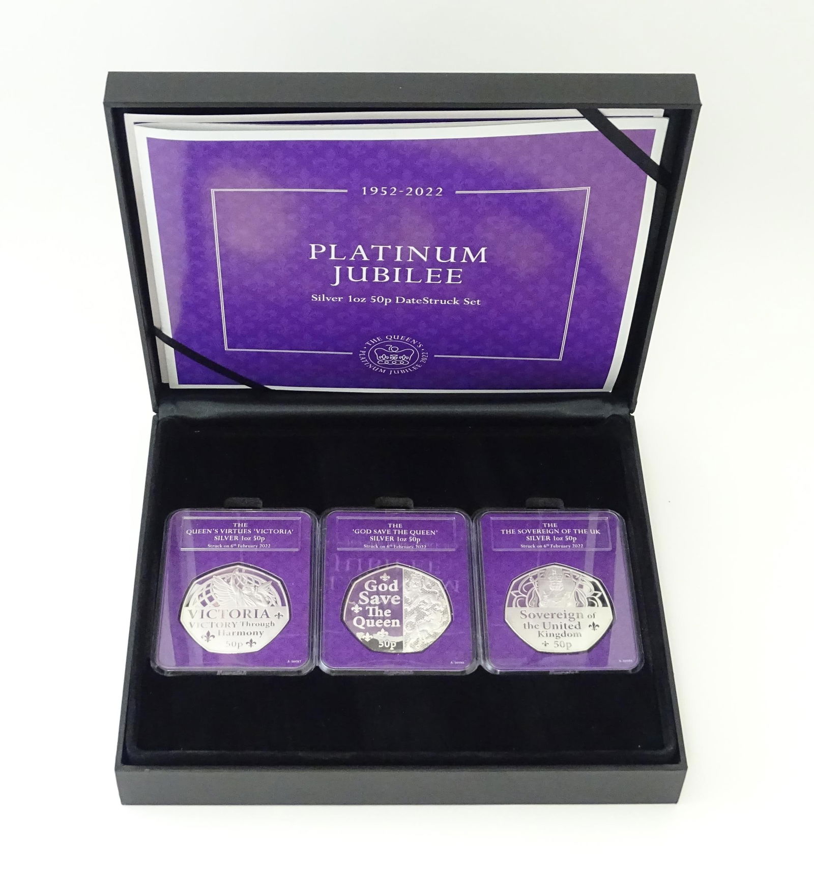 Coins : a cased Royal Mint Queen Elizabeth II Platinum Jubilee (1952-2002) silver 1oz 50p Datestruck (1 of 10)