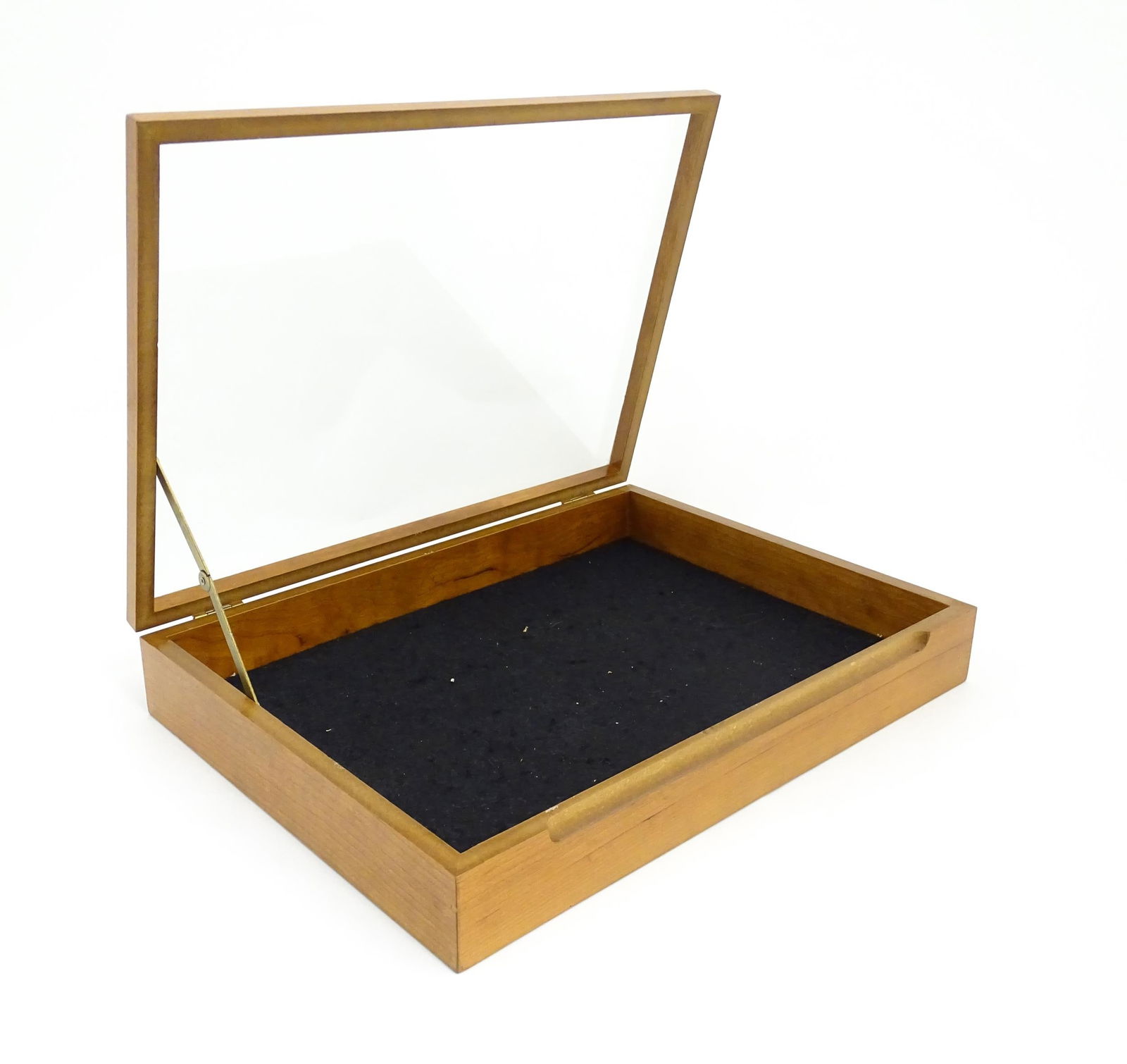 A 20thC table top vitrine / display cabinet with glass top. Approx. 3" high x 18 1/4" wide x 13 1/3": A 20thC table top vitrine / display cabinet with glass top. Approx. 3" high x 18 1/4" wide x 13 1/3" deep Please Note - we do not make reference to the condition of lots within descriptions. We are ho