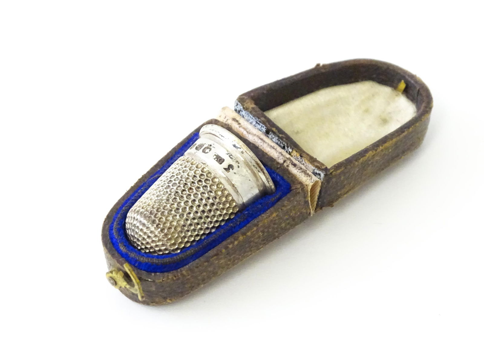 A Victorian silver thimble hallmarked Chester 1896 maker George Green. Cased. (1 of 7)