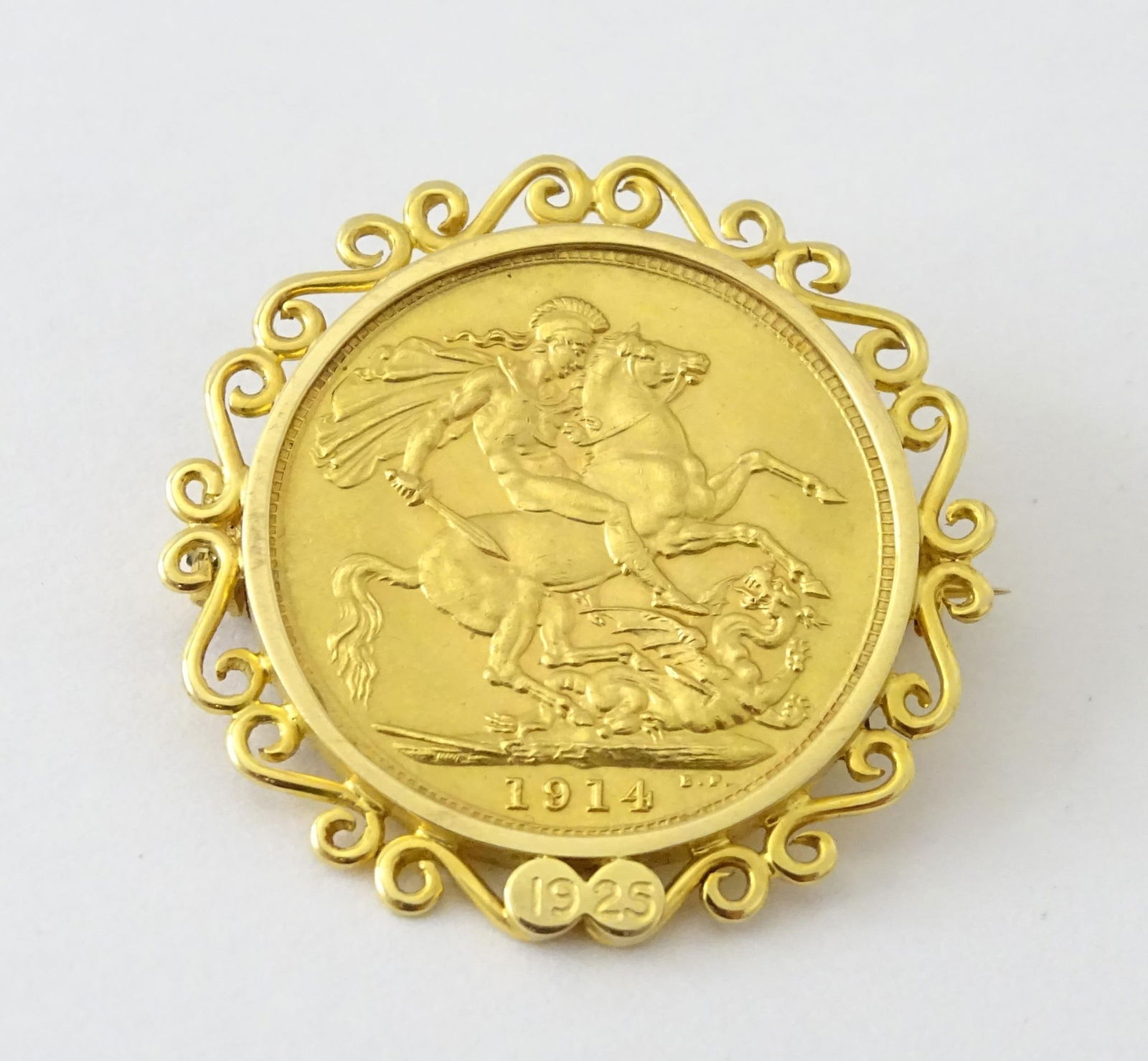 Coin : A George V 1914 gold sovereign mounted within a yellow metal captive brooch mount: Coin : A George V 1914 gold sovereign mounted within a yellow metal captive brooch mountPlease Note - we do not make reference to the condition of lots within descriptions. We are however happy to pro
