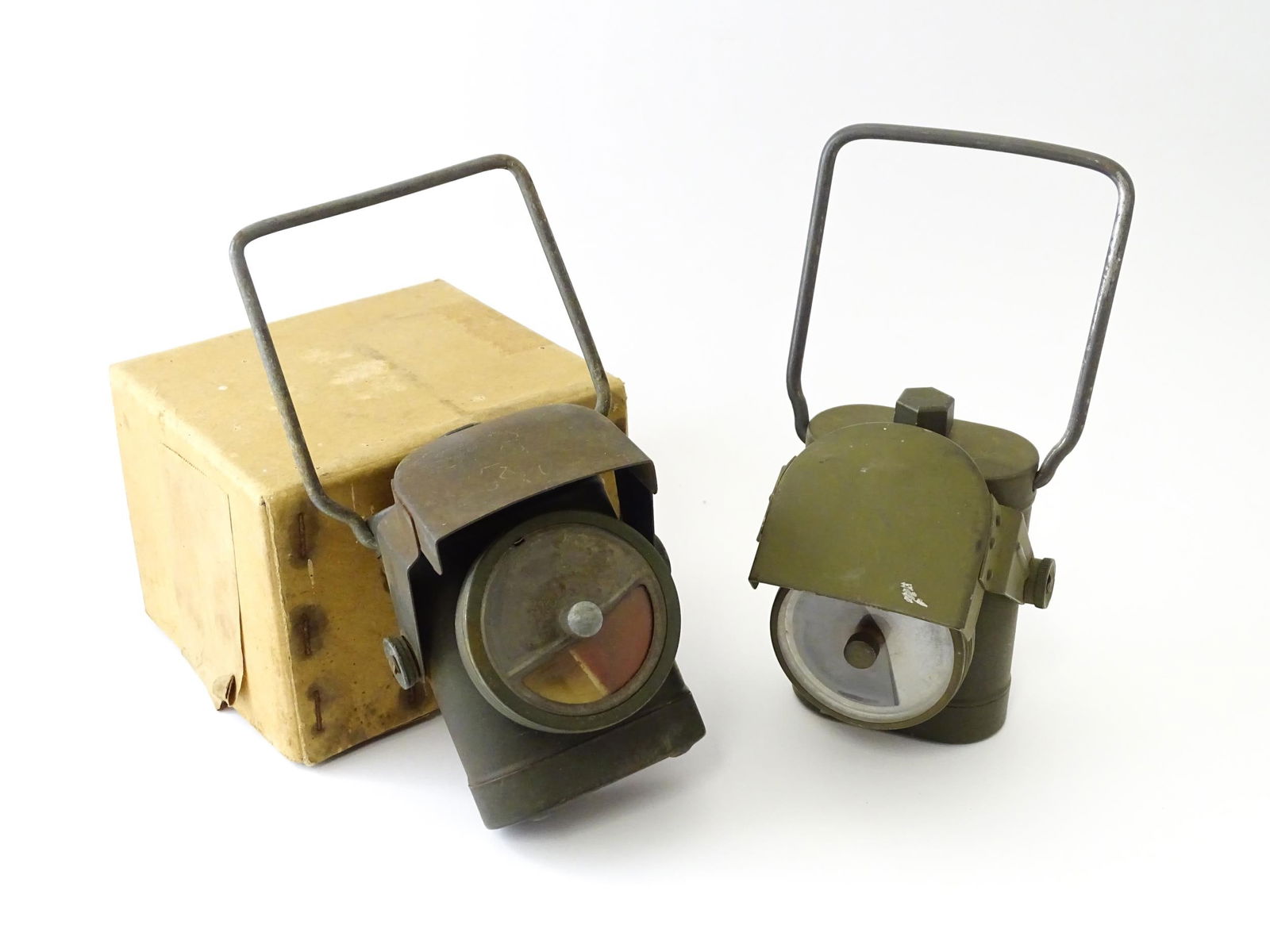 Militaria , Second World War / World War II / WWII / WW2 : a boxed hand lamp, the belt loop stamped (1 of 13)