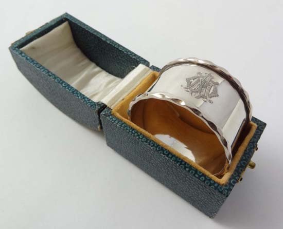 A HM silver napkin ring Birmingham 1933 maker E Edmonds: A HM silver napkin ring Birmingham 1933 maker E Edmonds (cased) (16g)