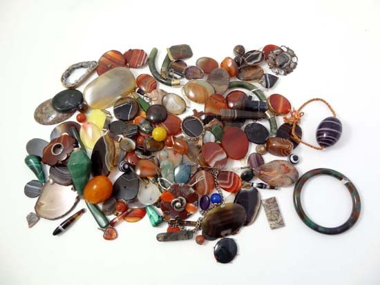 Assorted agate and hardstone cabachons, jewellery etc: Assorted agate and hardstone cabachons, jewellery etc
