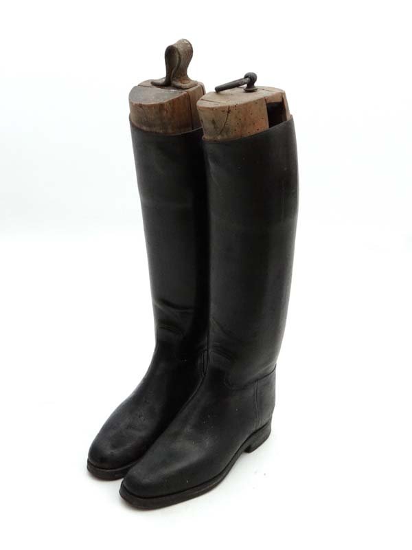Horace Batten - Northampton : A pair of ladies black: Horace Batten - Northampton : A pair of ladies black leather riding boots with beech trees 20" high