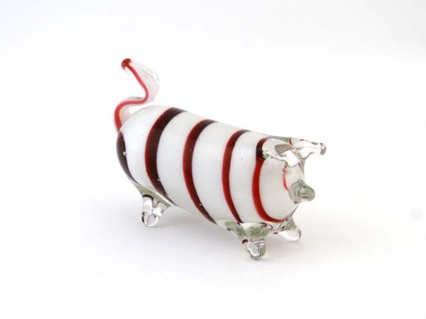 Glass : an early 20thC figure of a stripped cat, 3 1/2": Glass : an early 20thC figure of a stripped cat, 3 1/2" long Please Note - Prospective purchasers must satisfy themselves as to the condition of lots prior to bidding