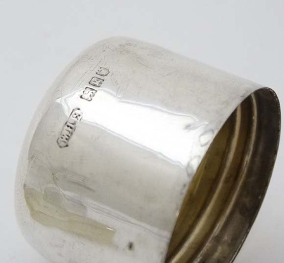 A glass salts bottle and stopper with HM silver lid: A glass salts bottle and stopper with HM silver lid bearing hallmarks for London 1905 William Harrison Walter 3" high Please Note - we do not make reference to the condition of lots within catalogue d