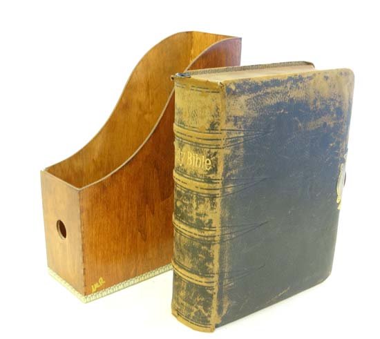 Book : ' The Holy Bible ' . Leather bound with brass: Book : ' The Holy Bible ' . Leather bound with brass clasp . Gilding to inner edge . Published by Oxford University Press (1884) . With two pages of manuscript inscriptions relating to the Avery famil