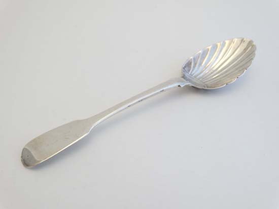 A Geo IV silver fiddle pattern teaspoon with shell: A Geo IV silver fiddle pattern teaspoon with shell formed bowl. Hallmarked London 1822 maker Sarah & John William Blake 5 1/2" long (22g) Please Note - we do not make reference to the condition of lot