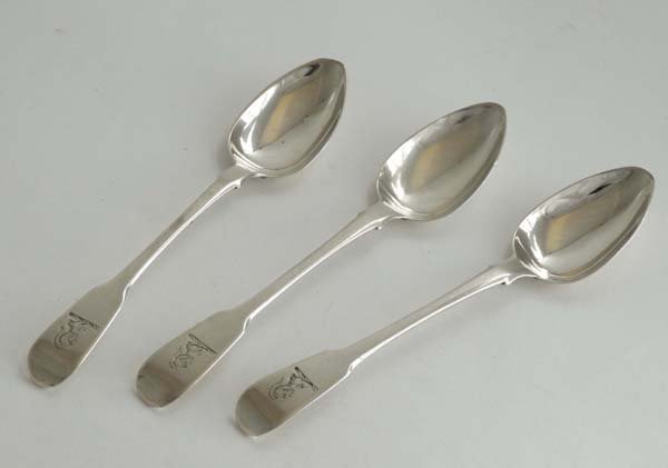 A set of 3 Geo III silver fiddle pattern teaspoons: A set of 3 Geo III silver fiddle pattern teaspoons hallmarked London 1814 maker Sarah & John William Blake . (56g) Please Note - we do not make reference to the condition of lots within catalogue desc
