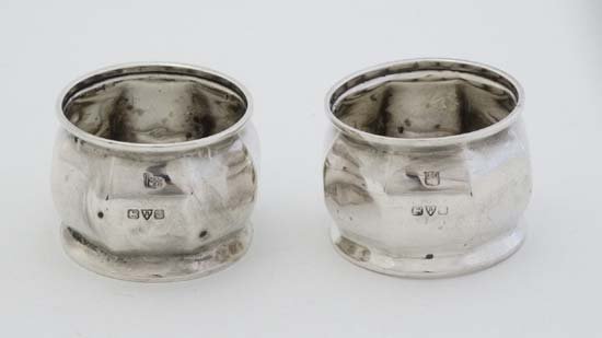 A pair of silver napkin rings of octagonal form.: A pair of silver napkin rings of octagonal form. Hallmarked Chester 1919 maker James Deakin & Sons (40g)