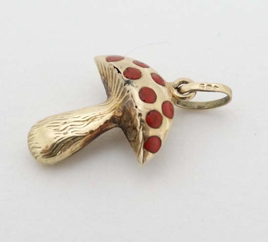 A 14ct (585) gold pendant / charm formed as a toadstool (1 of 4)