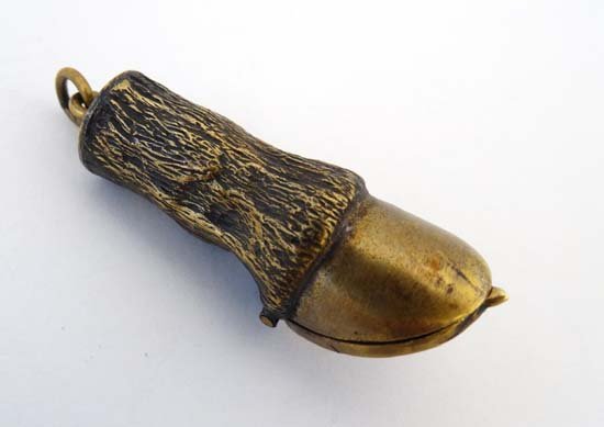 A novelty vesta case formed as horse hoof and lower: A novelty vesta case formed as horse hoof and lower leg. With striker detail to back and horseshoe detail under. Approx 2'' long