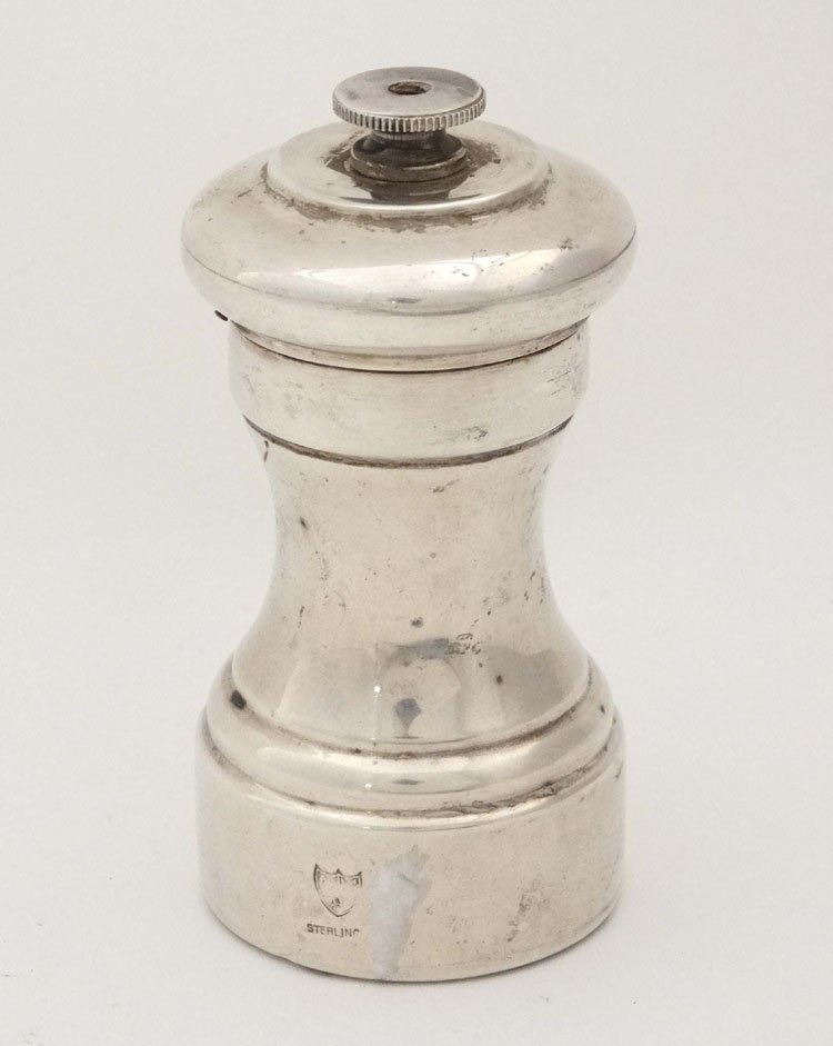 A Sterling silver pepper mill / grinder. The mechanism (1 of 5)