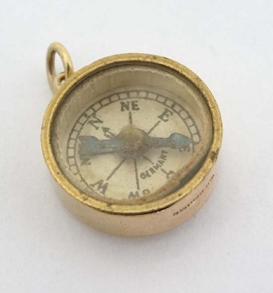 A 9ct gold pendant / charm with St Christopher to one (1 of 4)