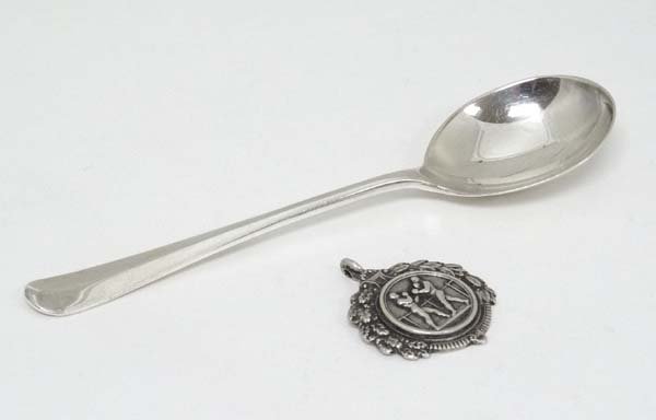 A silver preserve spoon hallmarked Sheffield 1910 maker (1 of 2)