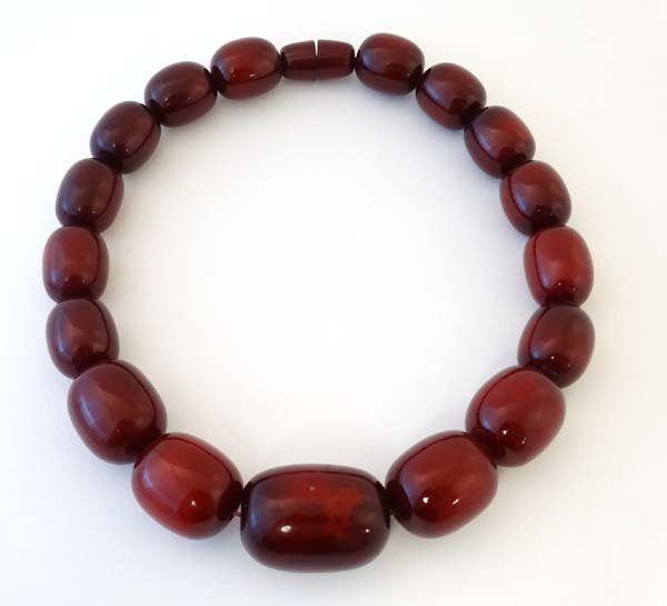 A Vintage bead necklace of graduated cherry coloured (1 of 4)