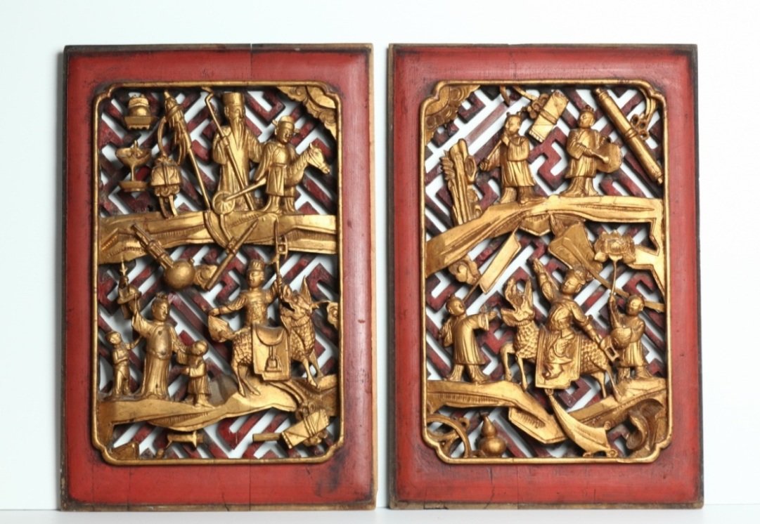 A pair of carved gold gilt red wood panels, Qing: luxuriantly red and gold, in the foreground characters of literary and martial ranks depicted in refined details, in the background geometric patterns recalling Buddhist sign of auspiciousness Dimensi