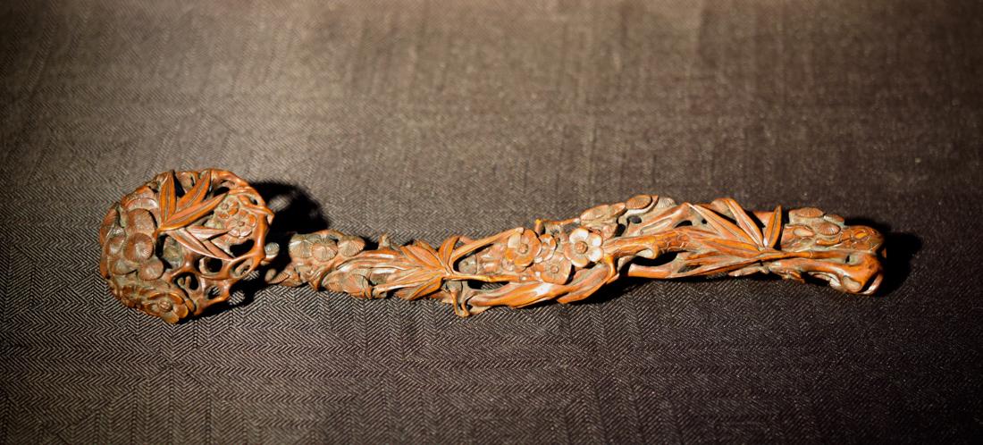 Chinese Wood Ruyi Scepter: 20th cen, measures 13" iin length