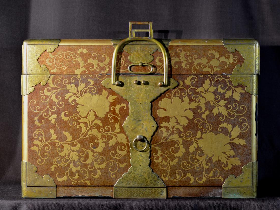 Rare Japanese Lacquer Trunk by Togugawa Familly (1 of 10)