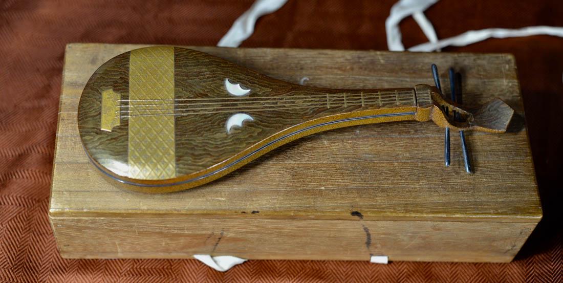 Japanese Lacquer Box - Musical Instrument: 19th cen, meiji period, measures 9.5"long