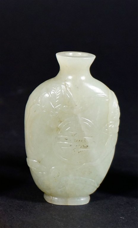 Chinese Jade Snuff Bottle: Of bats and Shou character. 19th century. 2.5" H