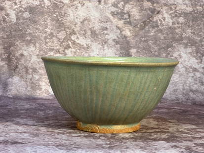 Antique Chinese Ming Celadon Porcelain Bowl - Ribbed Design: 7.25"dia 3.25"ht, 16/17th cen