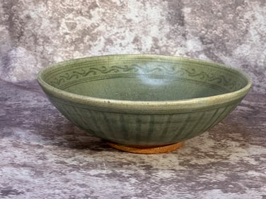 Antique Chinese Celadon Porcelan Bowl with Incised Décor