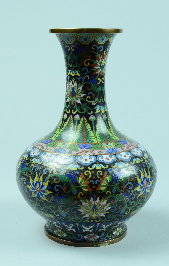 Vase chinois en cloisonné, motif chrysanthème