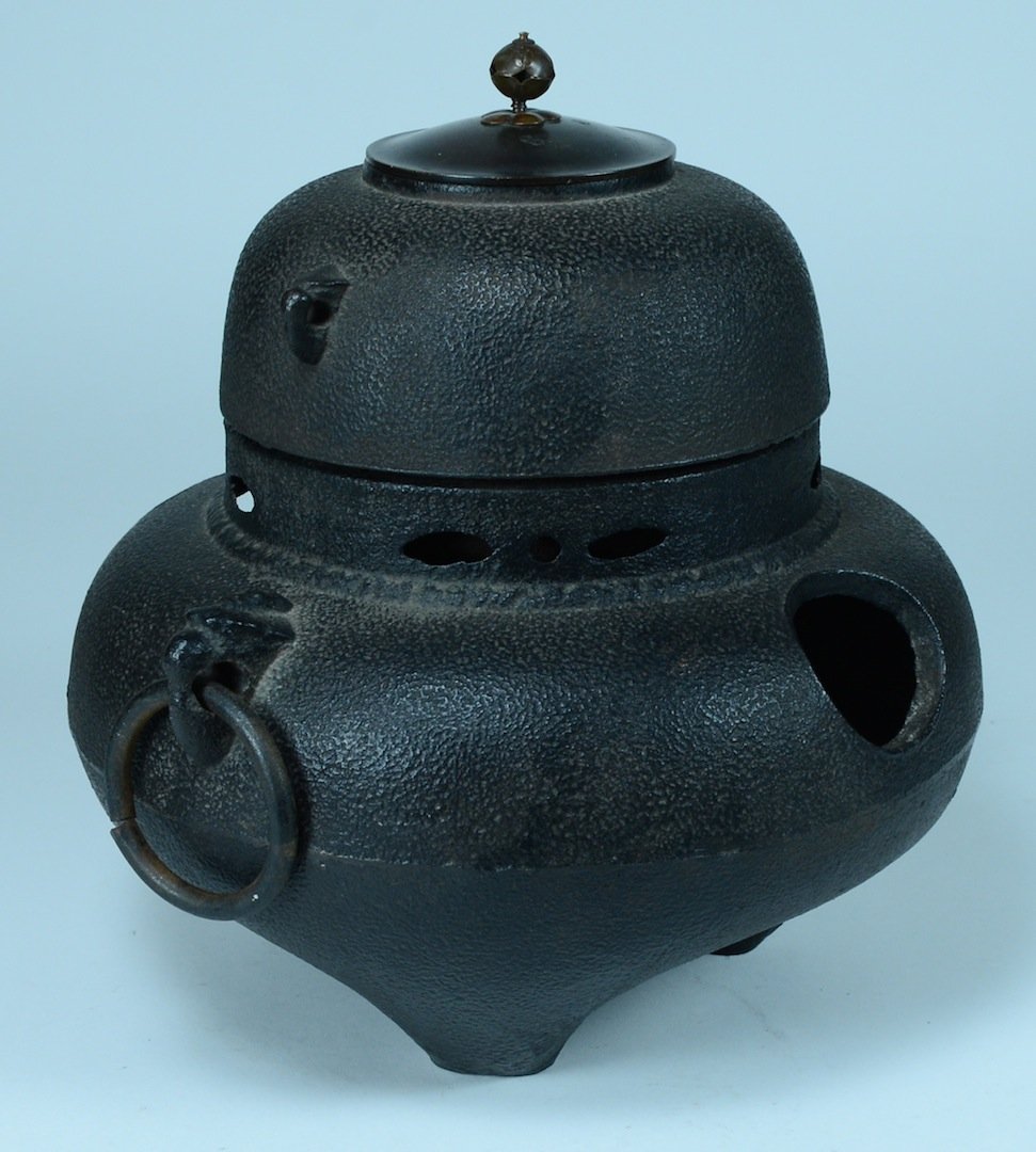 Japanese Iron Tea Brewer: Meiji period, measures 13"h Please visit our website http://stallionhillgallery.com/ to see the high resolution photos. Thanks! 欲见高清照片，请访