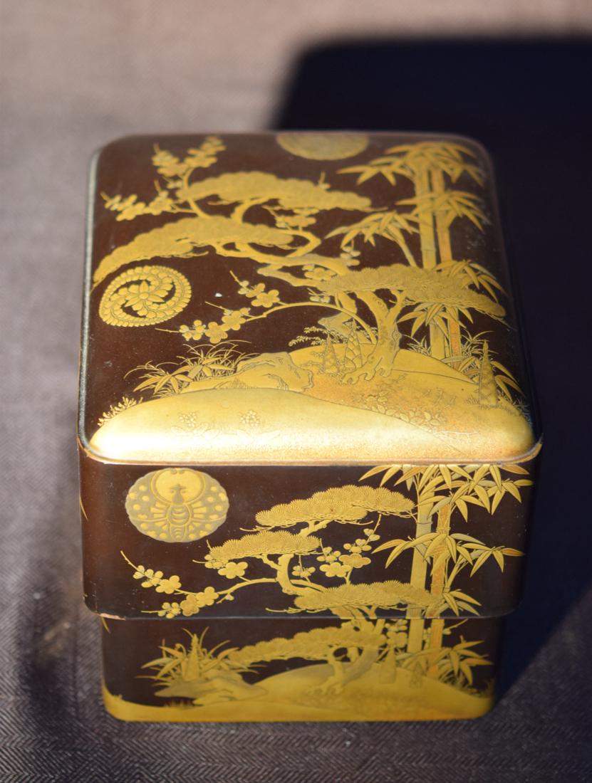 Japanese Lacquer Document Box with Familly Crest (1 of 10)
