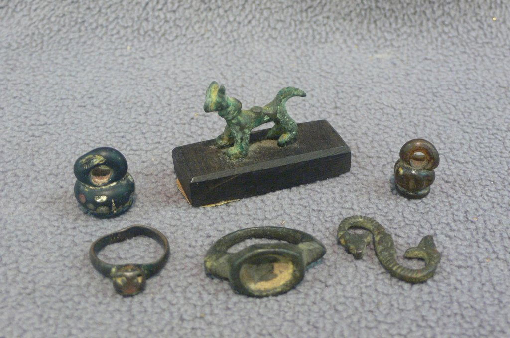 Six various antiquities: Six various antiquities: glass, bronze jewelry. A large Greek bronze ring, setting for an intaglio ( missing ). A Roman bronze child's or ladies ring, with original purple stone. An ancient Persian, A