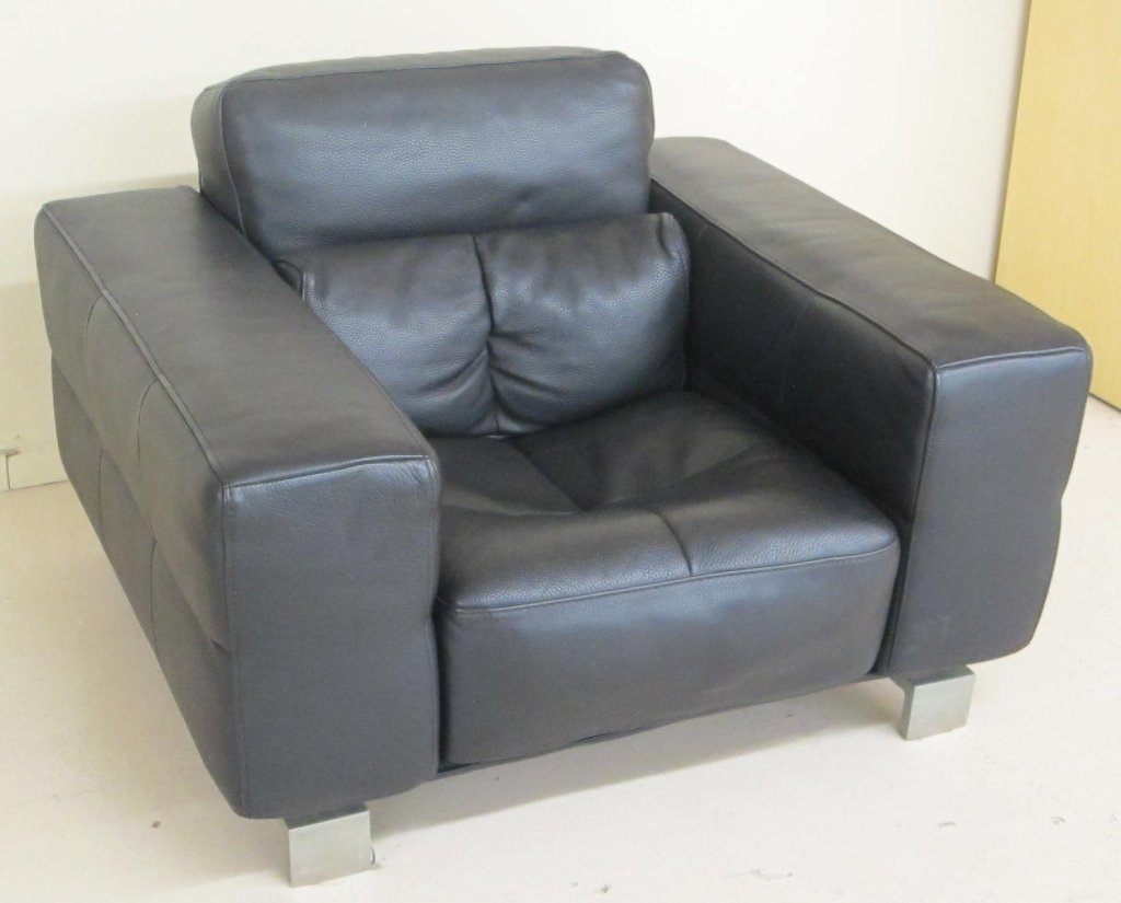 Roche Bobois Black leather chair: Roche Bobois Black leather chair. Good condition. 41 inches deep x 30 inches high x 44 inches wide.