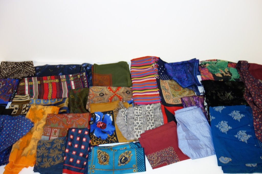 35 pieces assorted silk ties & handkerchiefs: 35 pieces assorted Italian silk ties & handkerchiefs.