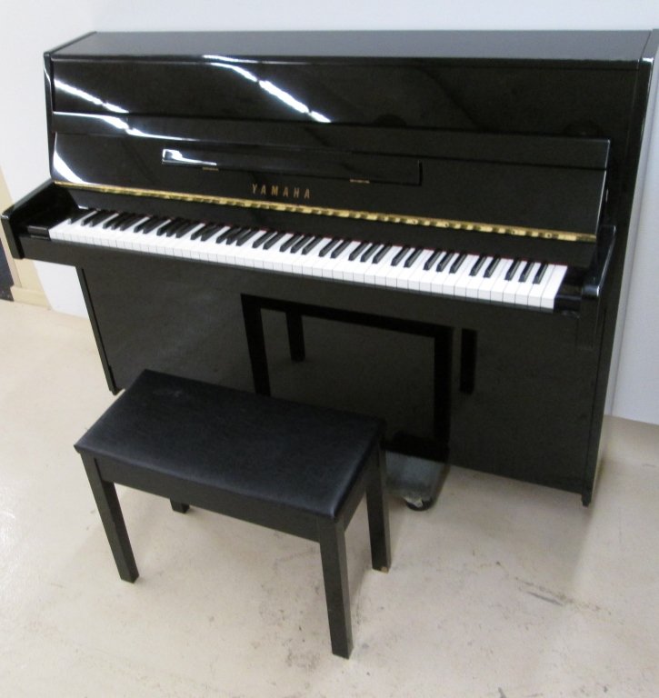 Yamaha piano & bench (1 of 5)