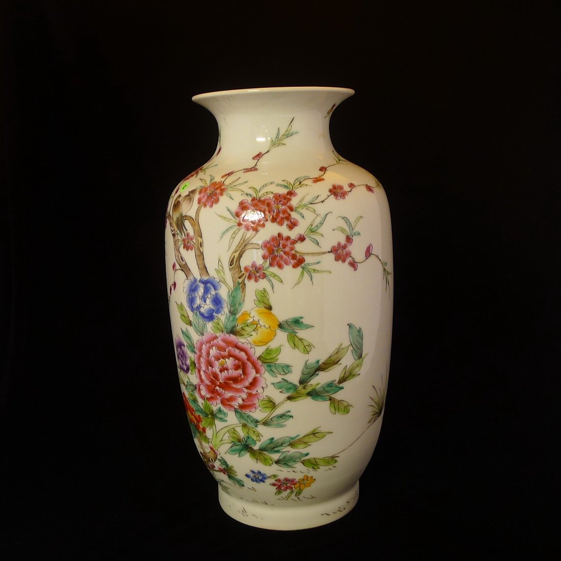 A Chinese Antique Famille Rose Vase: 中國古董粉彩瓶.A Chinese Antique Famille Rose Vase.Republic of China; Shendetang models, exposure, beam neck, slip the shoulder, round belly grabbing, legged,