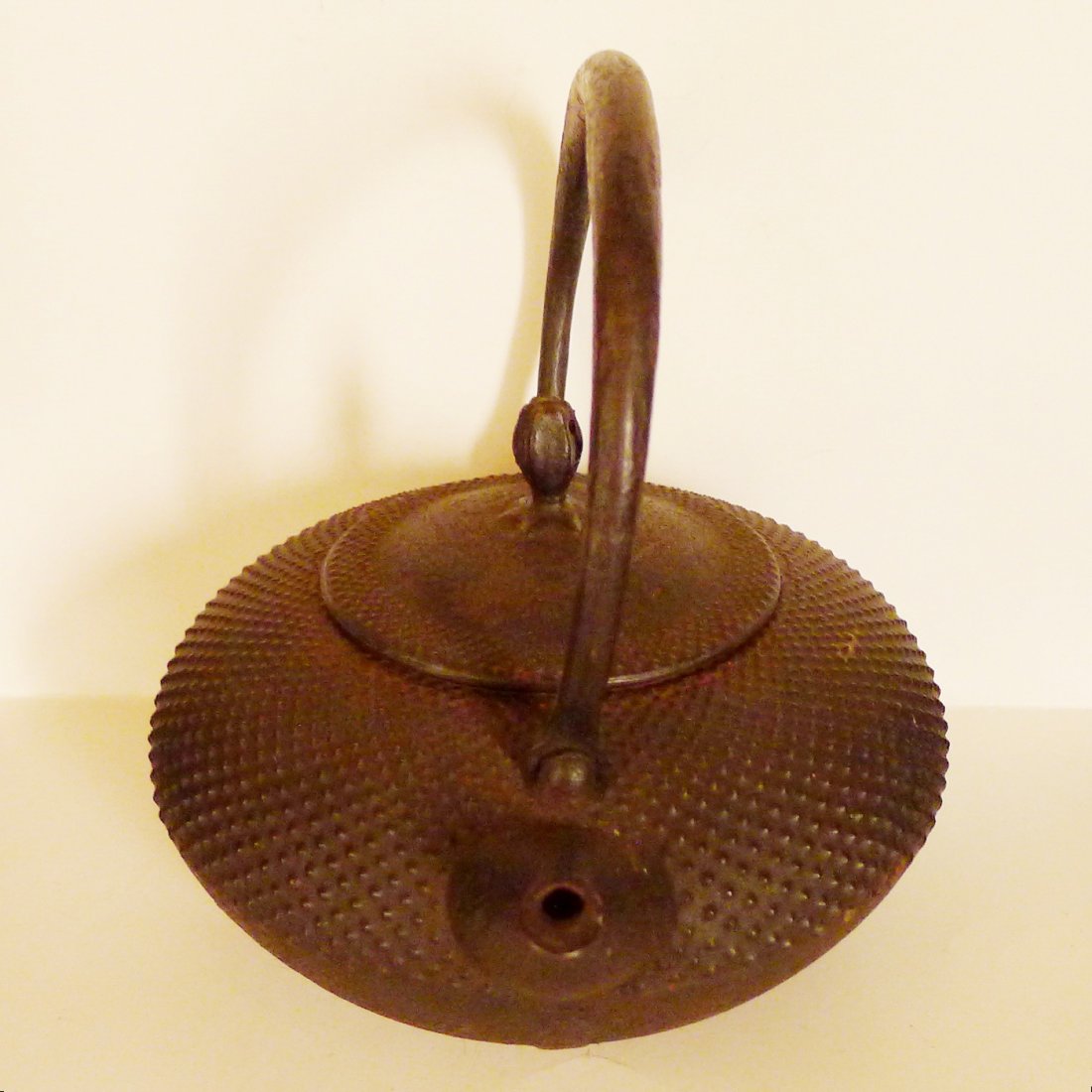 A Japanese Antique Iron Teapot With Cover: 日本古董鐵壺A Japanese Antique Iron Teapot With Cover: Fine Japenese cast -iron kama tea kettle fot the tea ceremonty , tsiho period ,C .1912-1926. highly desirable