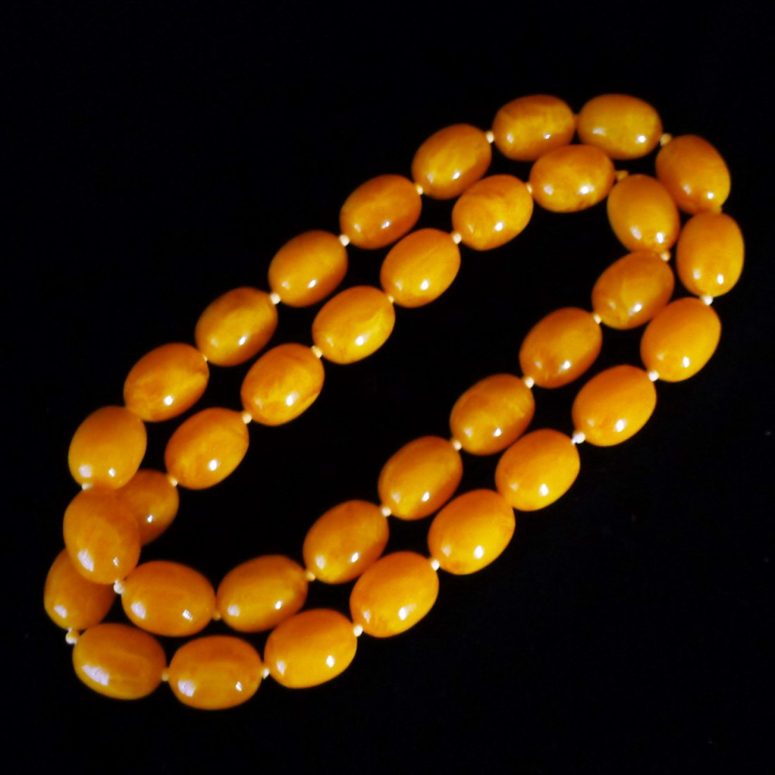 TIBETAN AMBER BEADS NECKLACES ecklaces: 西藏琥珀项链Tibet Amber beads ecklaces , total 34 pcs, the bead is about Size:20mm x 15mm ; the bangle size is 76 cm Long , 129Grams Weight .