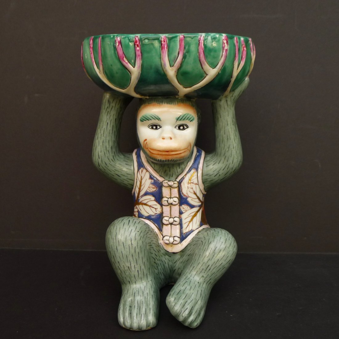Chinese Minguo Period Famille Rose Monkey-Shaped Tray: 中國民國時期粉彩猴形托盤Well painted Chinese Minguo Period famille rose Monkey-shaped tray . Size:21cm x 14cm x 14cm